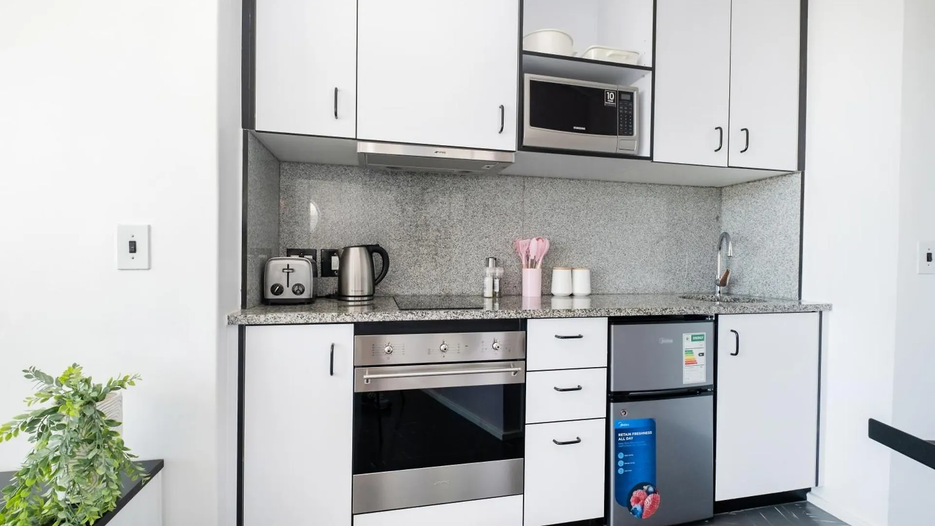 Flamingo 801 - Top Floor Sea Point Apartment With Daily Housekeeping Cape Town