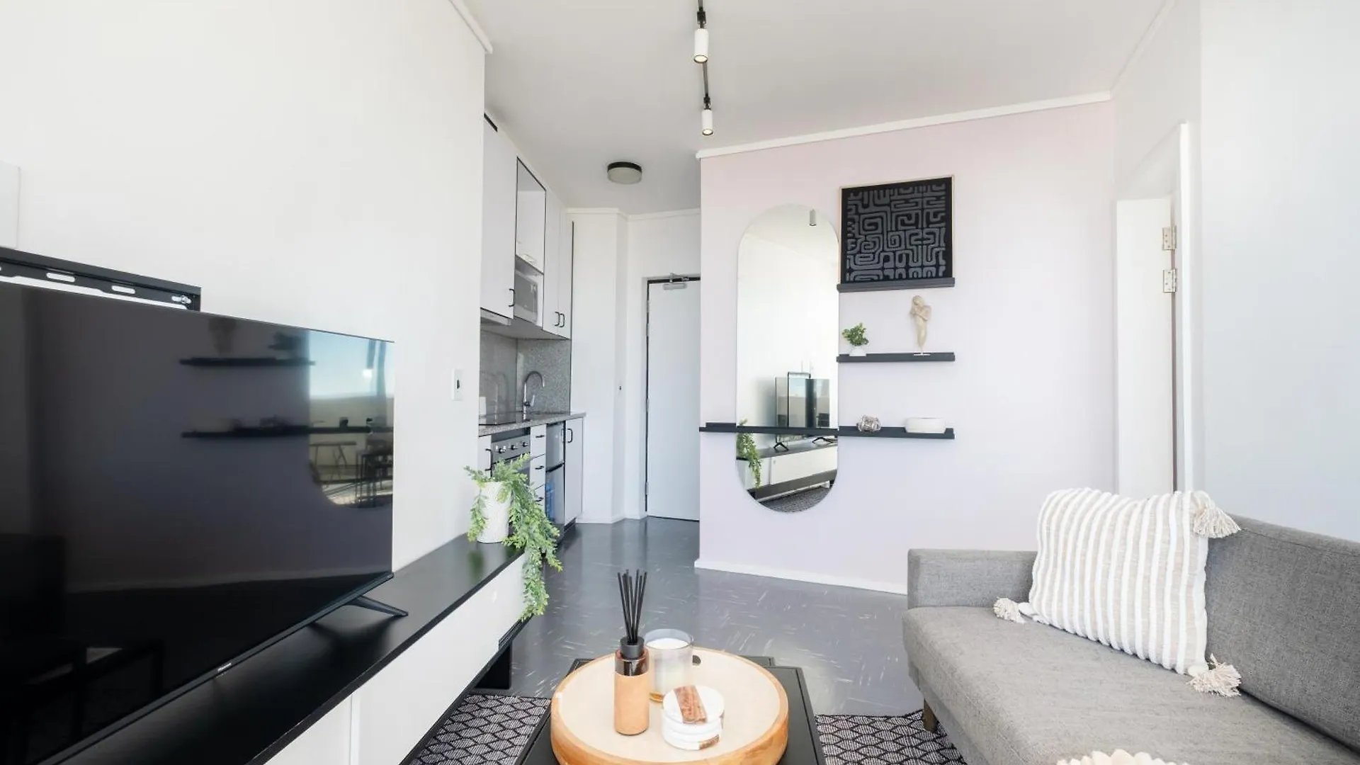 Flamingo 801 - Top Floor Sea Point Apartment With Daily Housekeeping Cape Town South Africa