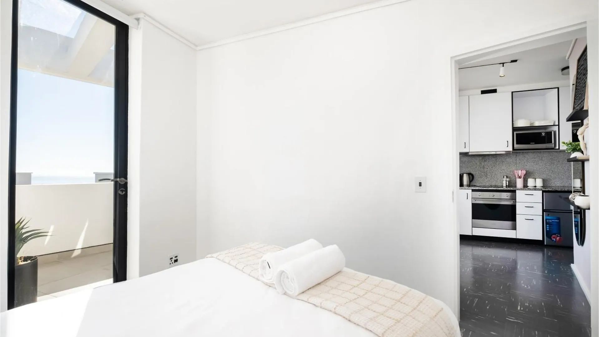 Flamingo 801 - Top Floor Sea Point Apartment With Daily Housekeeping Cape Town South Africa