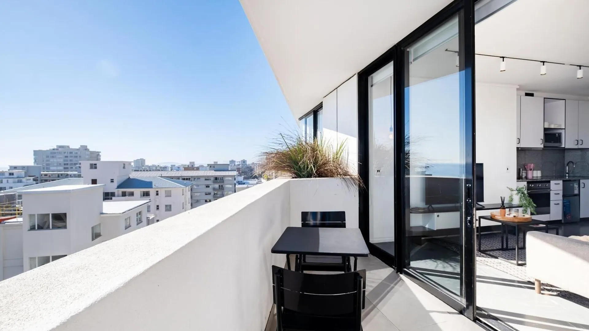 Flamingo 801 - Top Floor Sea Point Apartment With Daily Housekeeping Cape Town