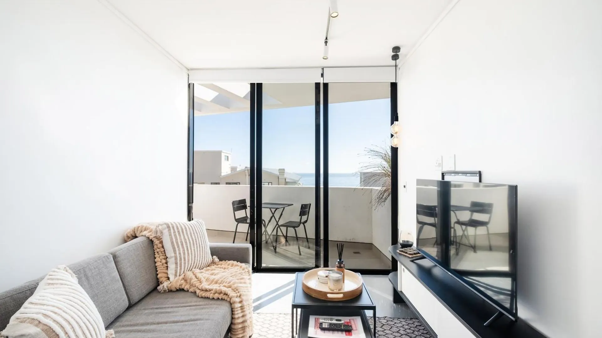 Flamingo 801 - Top Floor Sea Point Apartment With Daily Housekeeping Cape Town